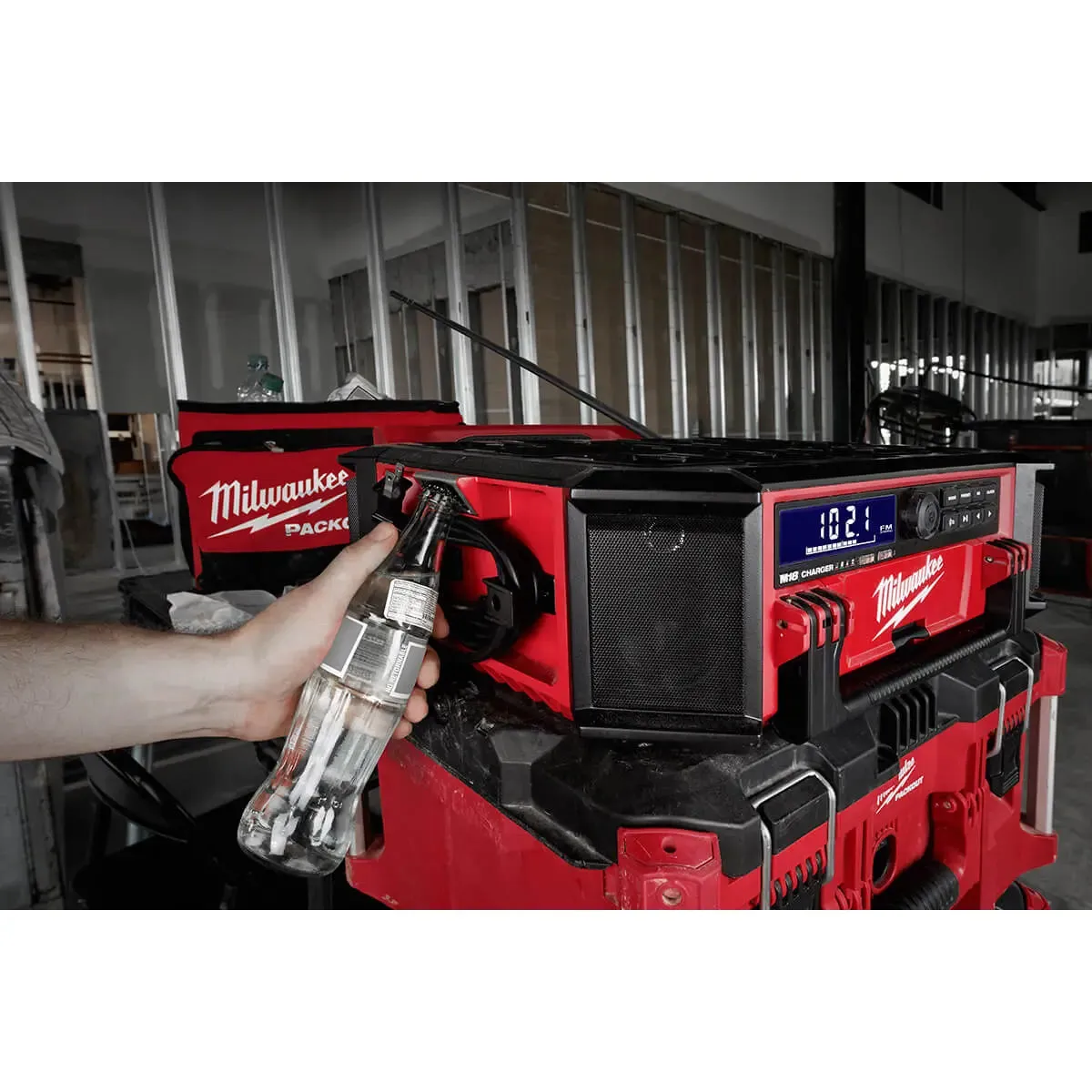 Milwaukee 2950-20 - M18™ PACKOUT™ Radio   Charger